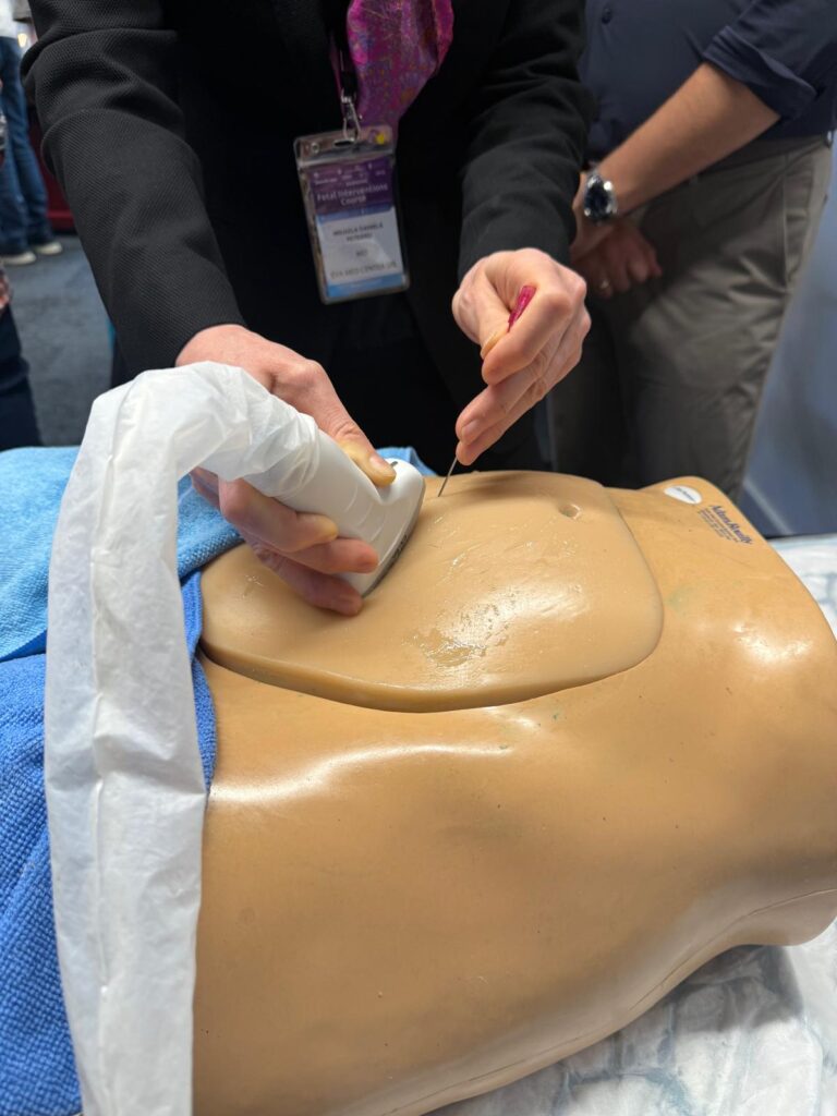 Stație practică de intervenții fetale pe simulator