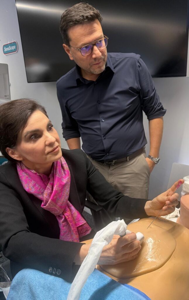Exercițiu de intervenție fetală pe simulator, sub îndrumarea unui expert